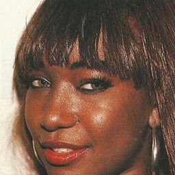 Dominique Simone 飾演 Slave Girl