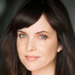 Angela Bloomfield 飾演 Debra Bannister