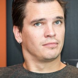 Mindaugas Papinigis 飾演 Berg