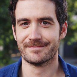 Sam Cotton 飾演 Grant Turner