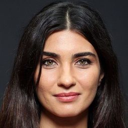 圖芭·布鈺庫斯廷 - Tight Dress演員 飾演Helin