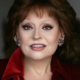 Angela Luce 飾演 Jeannette