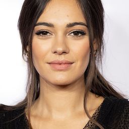 妮拉姆法若奇 飾演 Janina