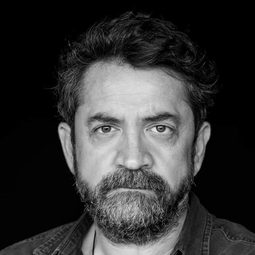 Liviu Cheloiu 飾演 Emil