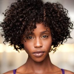 妲妮嘉·戴維斯 飾演 Lorna