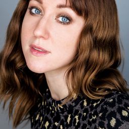 Lauren Lakis 飾演 Abducted Woman