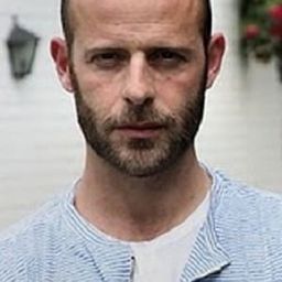 Eduard Farelo 飾演 Cerdán