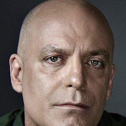 Michael McFadden 飾演 Police Photographer