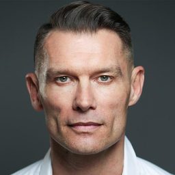 John Partridge 飾演 Rum Tum Tugger