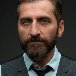 Tim Seyfi 飾演 Ahmet KK