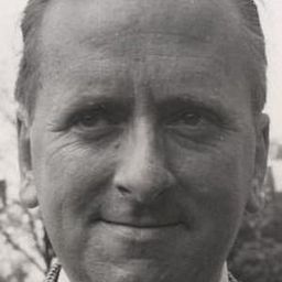 Hugh Lloyd 飾演 Prosser