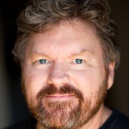 Stephen Hunter 飾演 Chester