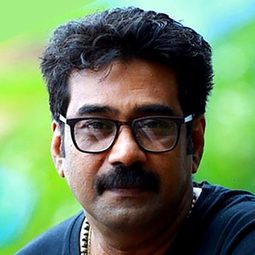 比朱·梅農 - 南印鬥翻天演員 飾演Ammini Pilla