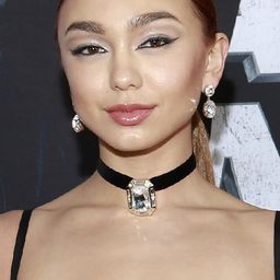 黛文尼高達 飾演 Anika Kayoko