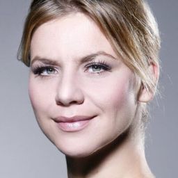 安娜·貝吉克 飾演 Lidijina prijateljica