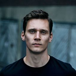 Rick Okon 飾演 Jan