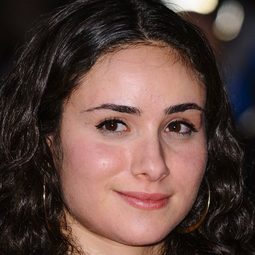 亞絲敏·佩姬 飾演 Maria Jackson