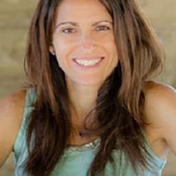 Omaima S. 飾演 Victoire