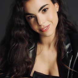 Chantal Casutt 飾演 Claudia