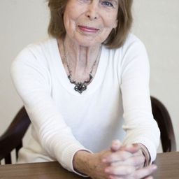 Dagmar von Kurmin 飾演 Frau Herrmann