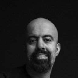 阿卜杜拉齊茲·阿爾穆札尼 飾演 Dana's father / Fazeea