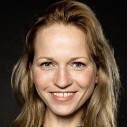 Julia Hummer - Teenage演員 飾演German Girl (voice)