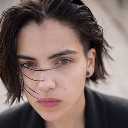 莎倫娜·卡拉馬沙 - 叛逆美聲演員 飾演Carla