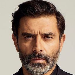 Cansel Elçin 飾演 giornalista