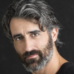 Víctor Duplá 飾演 Alfredo