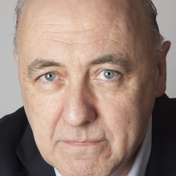 James Quinn - 百萬小寶貝演員 飾演Estate Agent