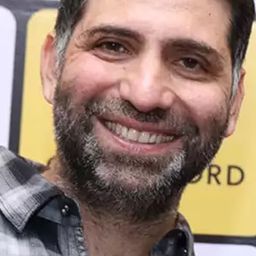 Sherveer Vakil 飾演 Lucky Xaxa