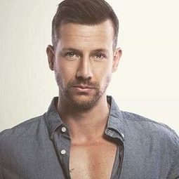 Jonathan Boynton-Lee 飾演 Michael