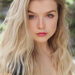 安娜·葛蕾絲·巴洛 飾演 Cathe Martin