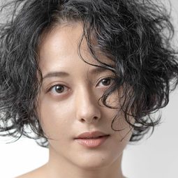 浦浜 亜理沙 飾演 Yoko Izumi