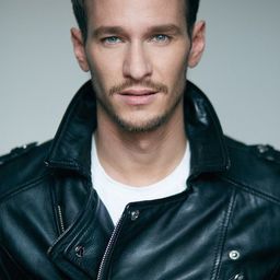 Vladimir Burlakov 飾演 Schoenherr