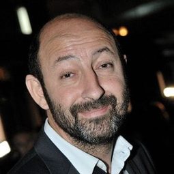 凱德·莫拉 飾演 Alex