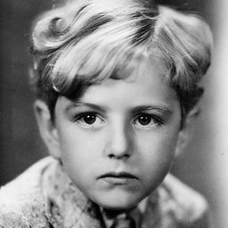 Wally Albright 飾演 Newsboy (uncredited)