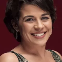 莫娜·哈拉 飾演 جميلة