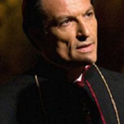 Franklin Amobi 飾演 Cardinal Lamasse