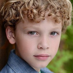 Tucker Meek - 克勞斯：聖誕節的秘密演員 飾演Ellingboe Boy / Krum Boy (voice)