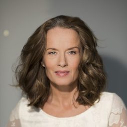 Malin Berghagen - The Dog That Smiled演員 飾演Peggys sångröst