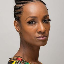 Anna Philp 飾演 Monique