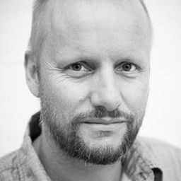 Hallvard Holmen 飾演 Far