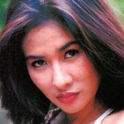 Yurike Prastica 飾演 Dukun Beranak