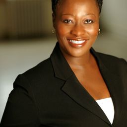 Arlene Duncan - Playing House演員 飾演Dr. Nandha