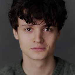 Arthur Conti 飾演 Emmett