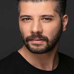 屋納·阿泰斯 飾演 Polis 1