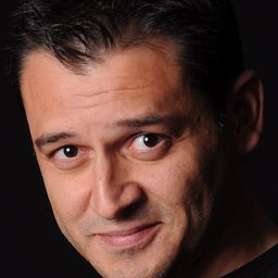 Gökhan Soylu 飾演 Davut