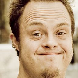 Josh Perry 飾演 Dewey