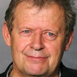 Bernard Verley 飾演 Pitot